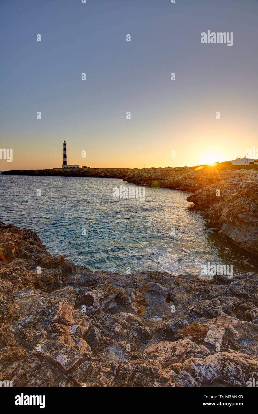 Cap d'Artrutx Faro, situato all'estremo sud-occidentale dell'isola adiacente al resort più grande di Cala en Bosch, Menorca,è Baleari Foto Stock