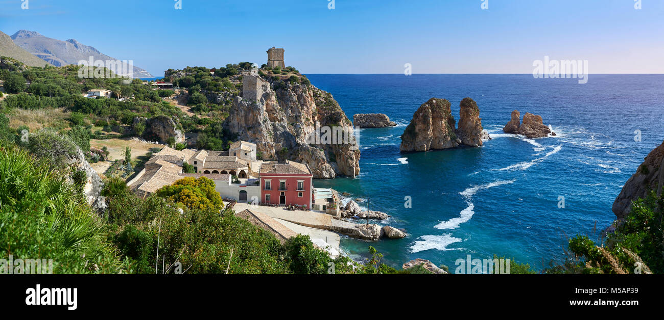 La Tonnara di Scopello (Tonnara di Scopello) Tonno di vecchi edifici di elaborazione su Castellammare del Golfo, Sicilia Foto Stock