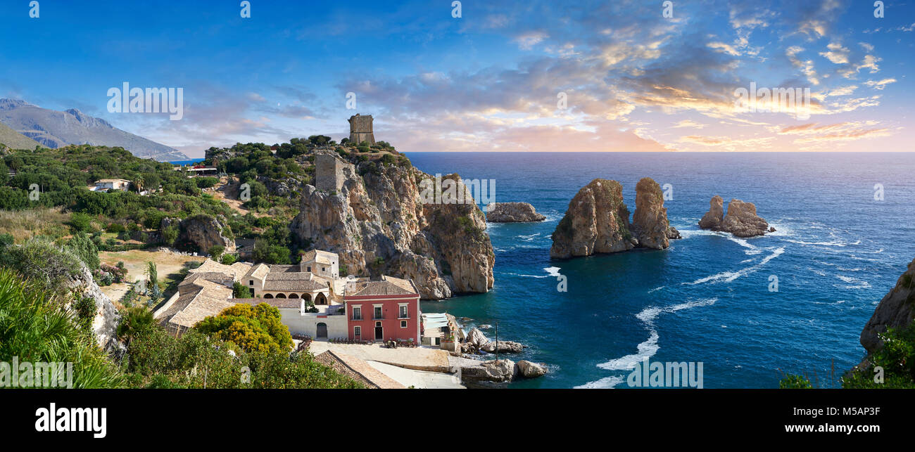 La Tonnara di Scopello (Tonnara di Scopello) Tonno di vecchi edifici di elaborazione al tramonto su Castellammare del Golfo, Sicilia Foto Stock