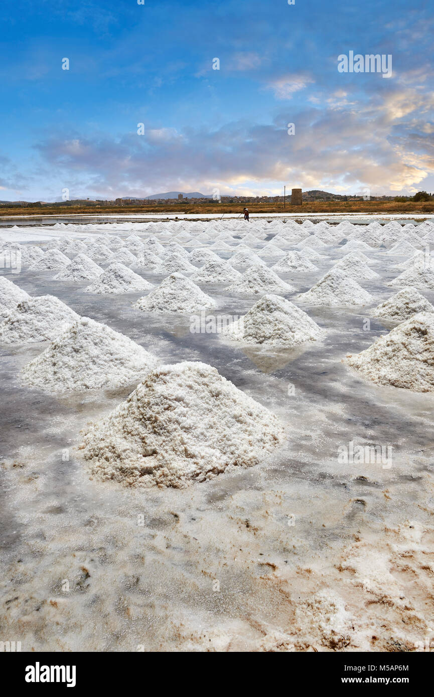 Foto e immagini di uomini la raccolta e lo scavo di sale in una padella di sale nella periferia di Trapani, Sicilia Foto Stock