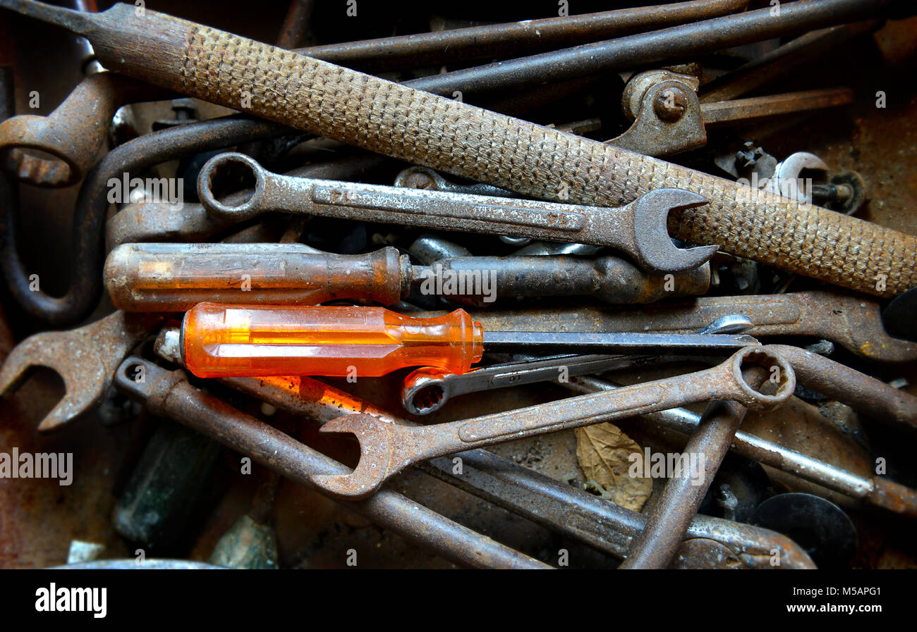 Vecchio e sporco repairman's tools foto in giorno di illuminazione. Foto Stock