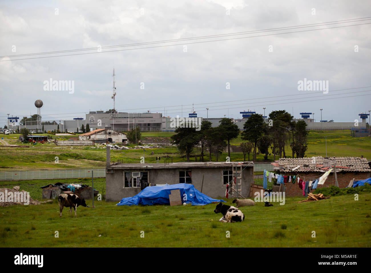 Un agriturismo visto nella parte anteriore del Altiplano prigione vicino a Toluca, Messico domenica, luglio 12, 2015. Il famigerato leader del cartello Joaquin 'El' Chapo Guzman fuggiti da questo carcere di massima sicurezza la notte prima, la seconda volta che ha scampato una prigione messicana. Foto Stock