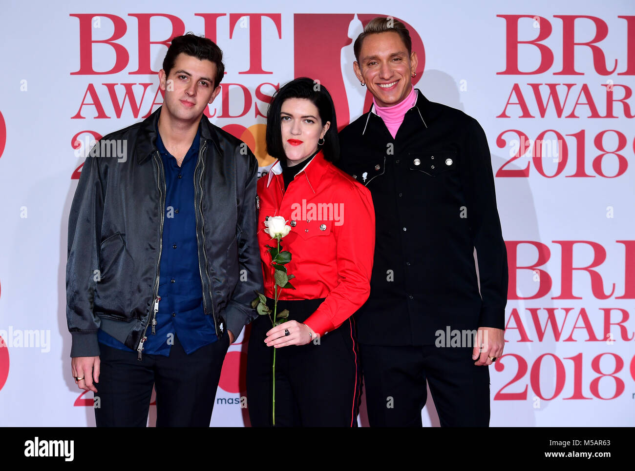 Romy Madley Croft, Oliver Sim e Jamie Smith, noto anche come Jamie xx dalla banda del xx frequentando il Brit Awards all'O2 Arena, Londra. Foto Stock