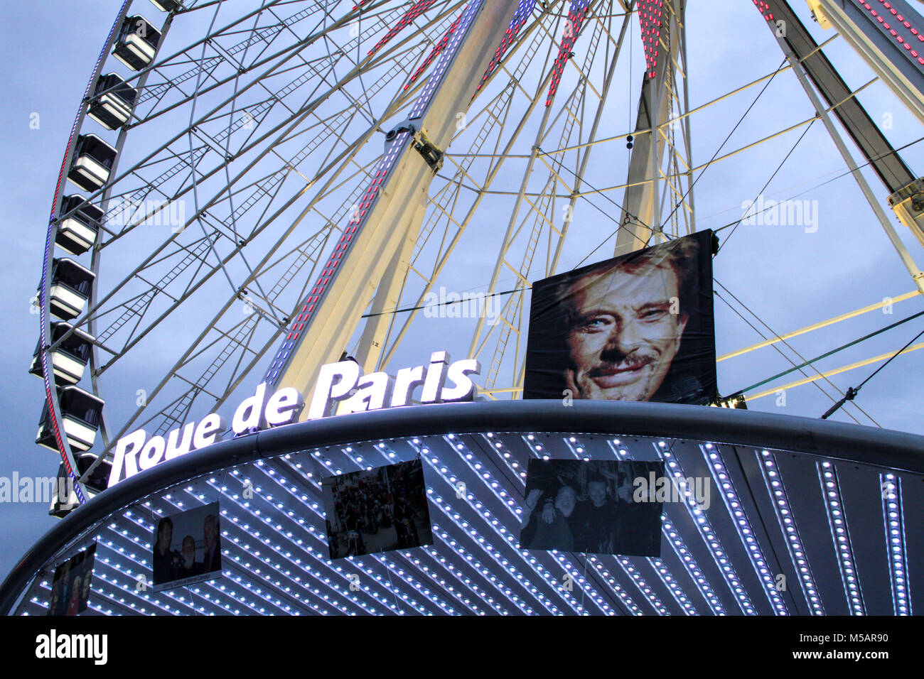 Parigi, Francia - 9 Dicembre 2017: il famoso rock and roll cantante Johnny Hallyday (Jean-Philippe Léo Smet 15 Giugno 1943 - 6 dicembre 2017) memorial Foto Stock