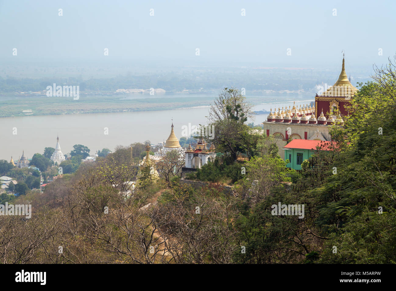 Vista dell'Irrawaddy (o Ayeyarwady o Ayeyarwaddy) River e la pagoda e gli stupa sulla collina Sagaing a Mandalay, Myanmar (Birmania) in una giornata di sole. Foto Stock