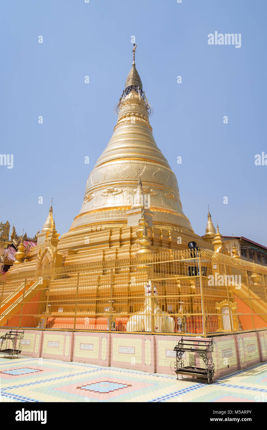 Golden stupa al più presto U Ponya Shin Pagoda sulla collina Sagaing a Mandalay, Myanmar (Birmania) in una giornata di sole. Foto Stock