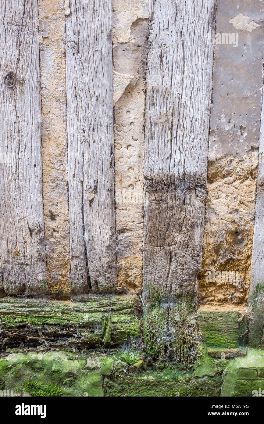 Dettaglio di una vecchia casa in legno e muratura con pareti sporche e legno stagionato,danneggiato, parete di fondo , abstact foto Francia Normandia. Foto Stock