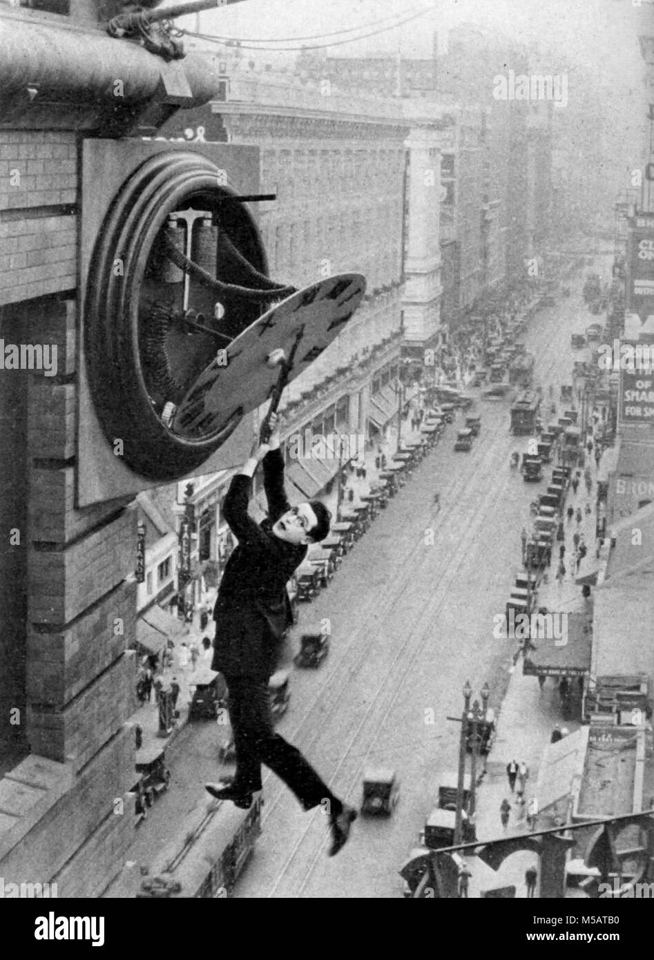 Harold Lloyd, Harold Clayton Lloyd, (1893 - 1971), attore americano, comico e stunt esecutore che è meglio conosciuto per la sua silenziosa commedia film. Scena di clock dal film, sicurezza ultimo! Foto Stock