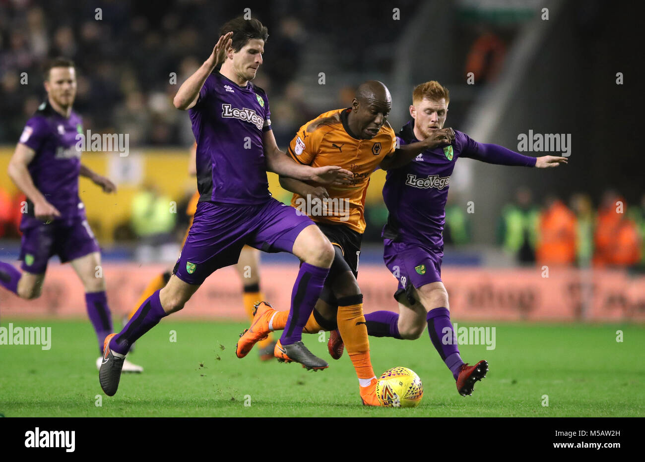 Wolverhampton Wanderers' Sebenico Afobe battaglie per la palla con il Norwich City's Timm Klose e Norwich City's Harrison Reed durante il cielo di scommessa match del campionato a Molineux, Wolverhampton. Foto Stock