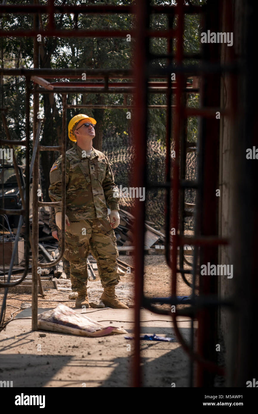 Stati Uniti Army Spc. Todd Fedele indagini un sito di costruzione di un edificio scolastico a sostegno dell'esercizio Cobra Gold 2018 Scuola Nongphipadungkhitwittaya in Korat, Regno di Thailandia, Febbraio 7, 2018. Fedele è un elettricista con 797th Engineering Company, 411 Engineer battaglione, ed è un nativo di Yigo, Guam. Umanitario assistenza civica progetti condotti durante l'esercizio di supportare le esigenze e gli interessi umanitari del popolo Thai. Cobra Gold 18 è un esercizio annuale condotta nel Regno di Thailandia detenute da Feb. 13-23 con sette nazioni partecipanti. (U.S. Marine Corps Foto Stock