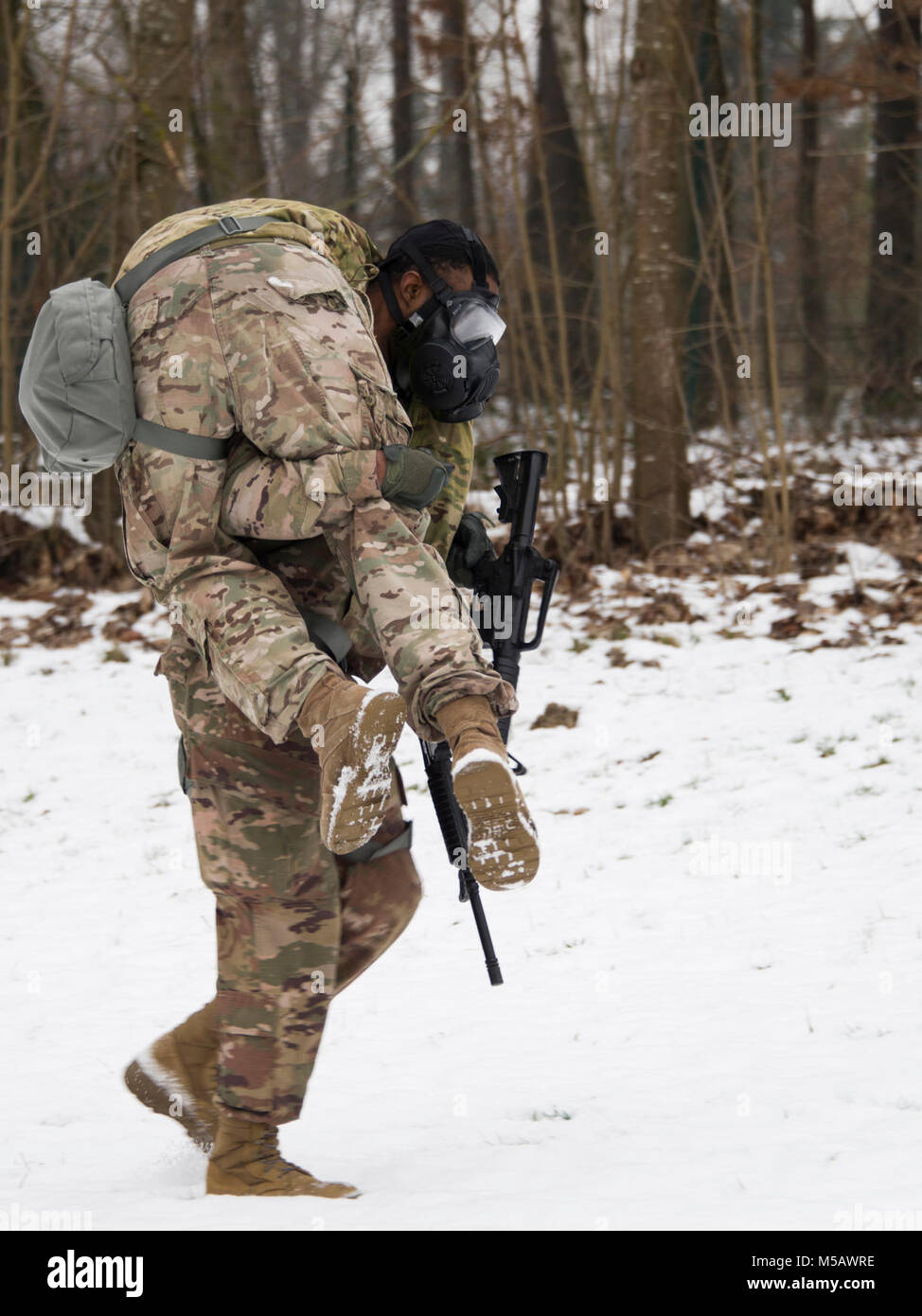 Gli Stati Uniti Soldati con il terzo assalto battaglione di elicottero, 227th reggimento di aviazione, 1° aria brigata di cavalleria, 1a divisione di cavalleria condurre un battaglione sperone Ride a gamma Oberdachstetten complessa, Ansbach, Germania, Febbraio 9, 2018. Sperone corse sono una tradizione secolare di unità di cavalleria che i soldati di prova di forza e carattere mentre la costruzione di cameratismo e ESPRIT de Corps. (U.S. Esercito Foto Stock