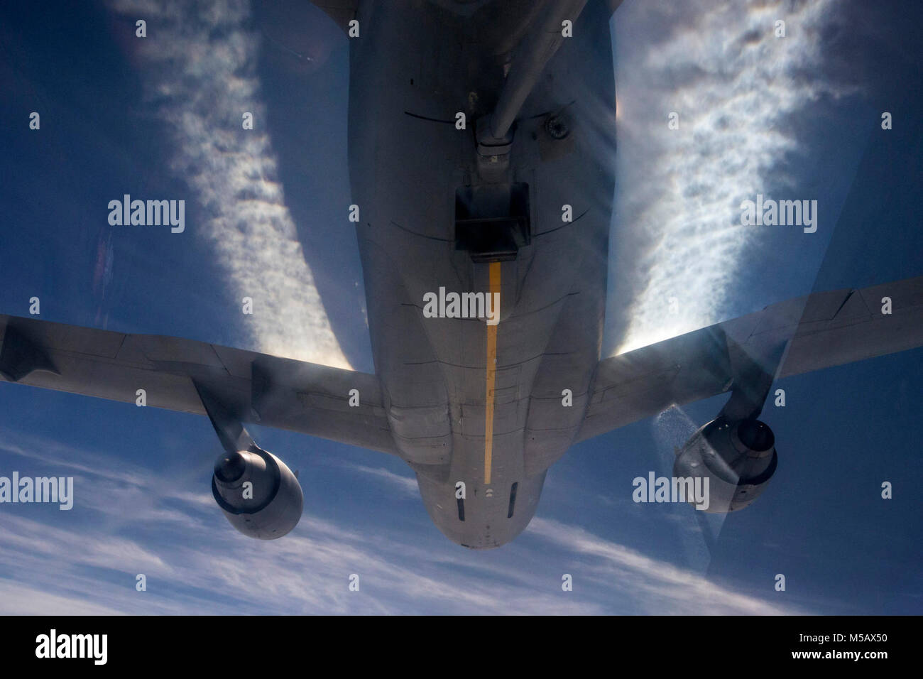 Contrails staccarsi da un U.S. Air Force KC-10 Extender con equipaggio di riserva aviatori cittadino con la 76th Air Refuelling Squadron, 514th aria mobilità ala, sull'Oceano Atlantico, 14 febbraio, 2018. Il 514th aria è una Forza Aerea di riserva dell'unità di comando situato in corrispondenza della giunzione baseGuire-Dix Mc-Lakehurst, N.J. (U.S. Air Force Foto Stock