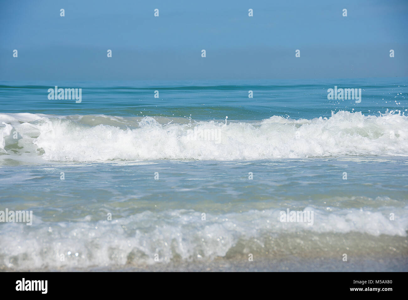 Bianco schiumoso onde sul Golfo del Messico coast Foto Stock