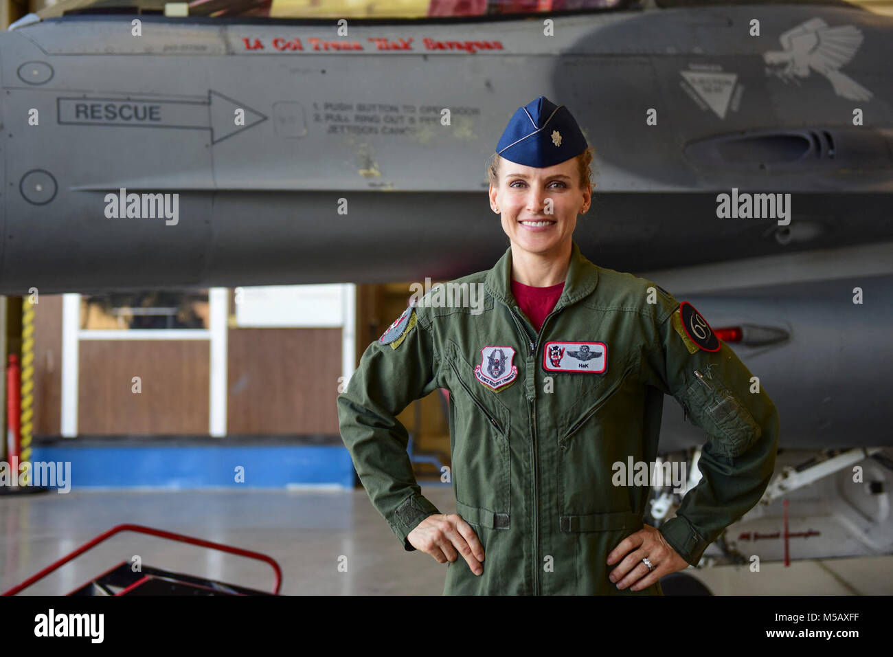 LUKE AIR FORCE BASE, Ariz. -- Lt. Col. Trena Savageau, incoming sessantanovesima Fighter Squadron commander, parla durante la 69 FS cambiamento di cerimonia di comando il 10 di ottobre. Savageau è un comando pilota con più di duemila ore di volo, comprese le 80 ore di combattimento. Foto Stock