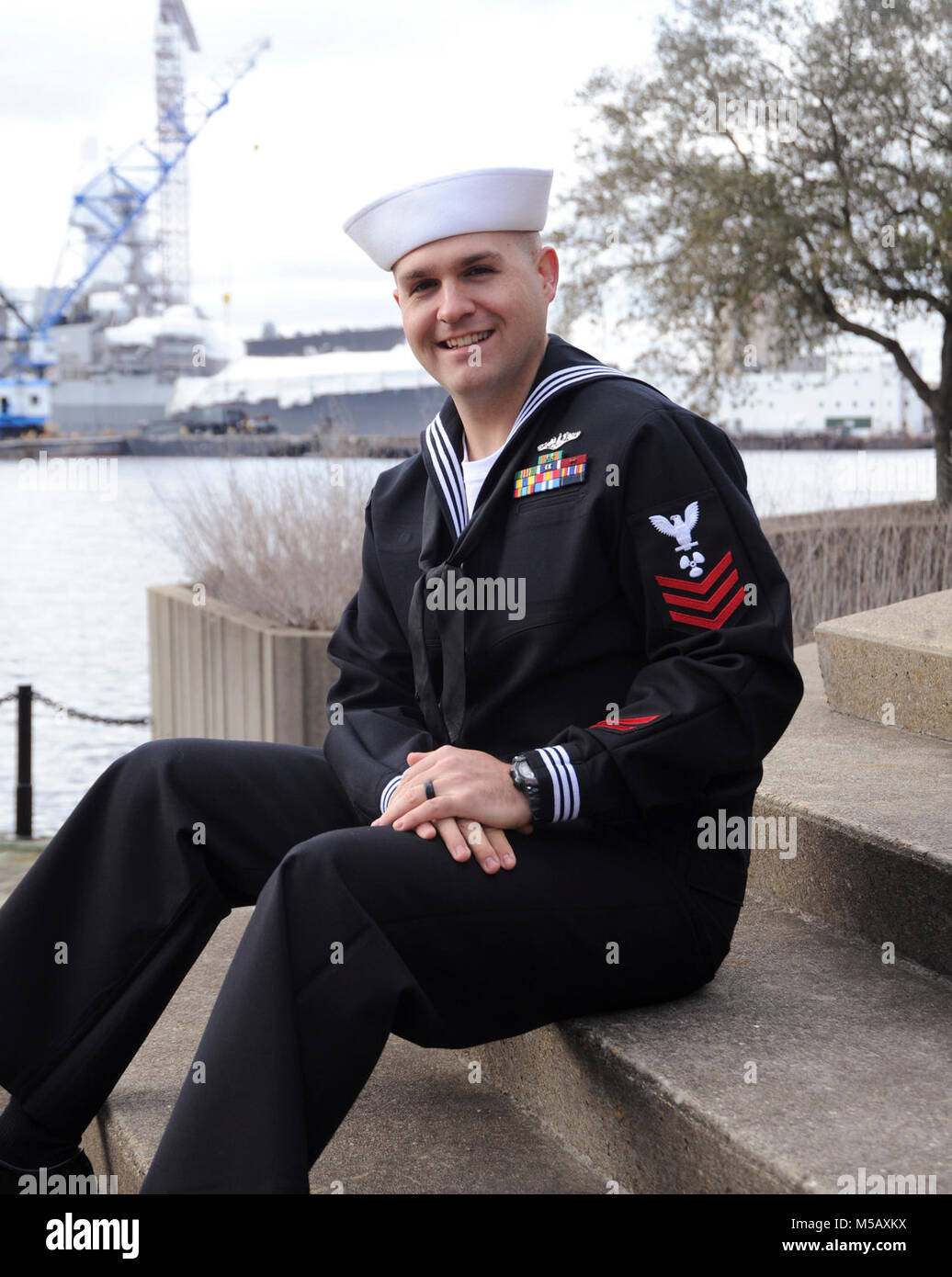 NORFOLK (feb. 5, 2018) Machinistís Mate (nucleare) di prima classe Ross Marshall, nativo di Ada, Okla., assegnato alla USS La Jolla (SSN 701), Submarine Force Atlantic 2017 Mare marinaio di l'anno. Il Marinaio degli anni del programma è stato istituito nel 1972 dal Capo di operazioni navali Adm. Elmo Zumwalt e Master Chief Sottufficiali della Marina John Whittet a riconoscere un individuo marinaio che meglio ha rappresentato la sempre crescente gruppo di professionisti dedicati marinai a ogni comando e in ultima analisi la marina. (U.S. Navy Foto Stock