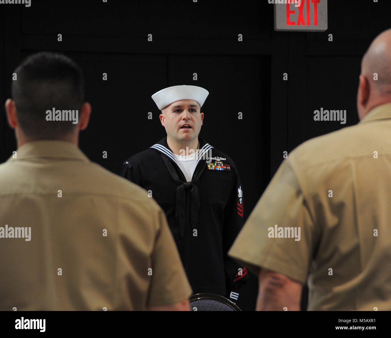 NORFOLK (feb. 6, 2018) del macchinista Mate (nucleare) di prima classe Ross Marshall, nativo di Ada, Okla., assegnato alla USS La Jolla (SSN 701), Submarine Force Atlantic 2017 Mare Sailor dell'anno recita il Sailor's Creed all inizio del suo bordo. Il Marinaio degli anni del programma è stato istituito nel 1972 dal Capo di operazioni navali Adm. Elmo Zumwalt e Master Chief Sottufficiali della Marina John Whittet a riconoscere un individuo marinaio che meglio ha rappresentato la sempre crescente gruppo di professionisti dedicati marinai a ogni comando e in ultima analisi la marina. (U.S. Navy Foto Stock