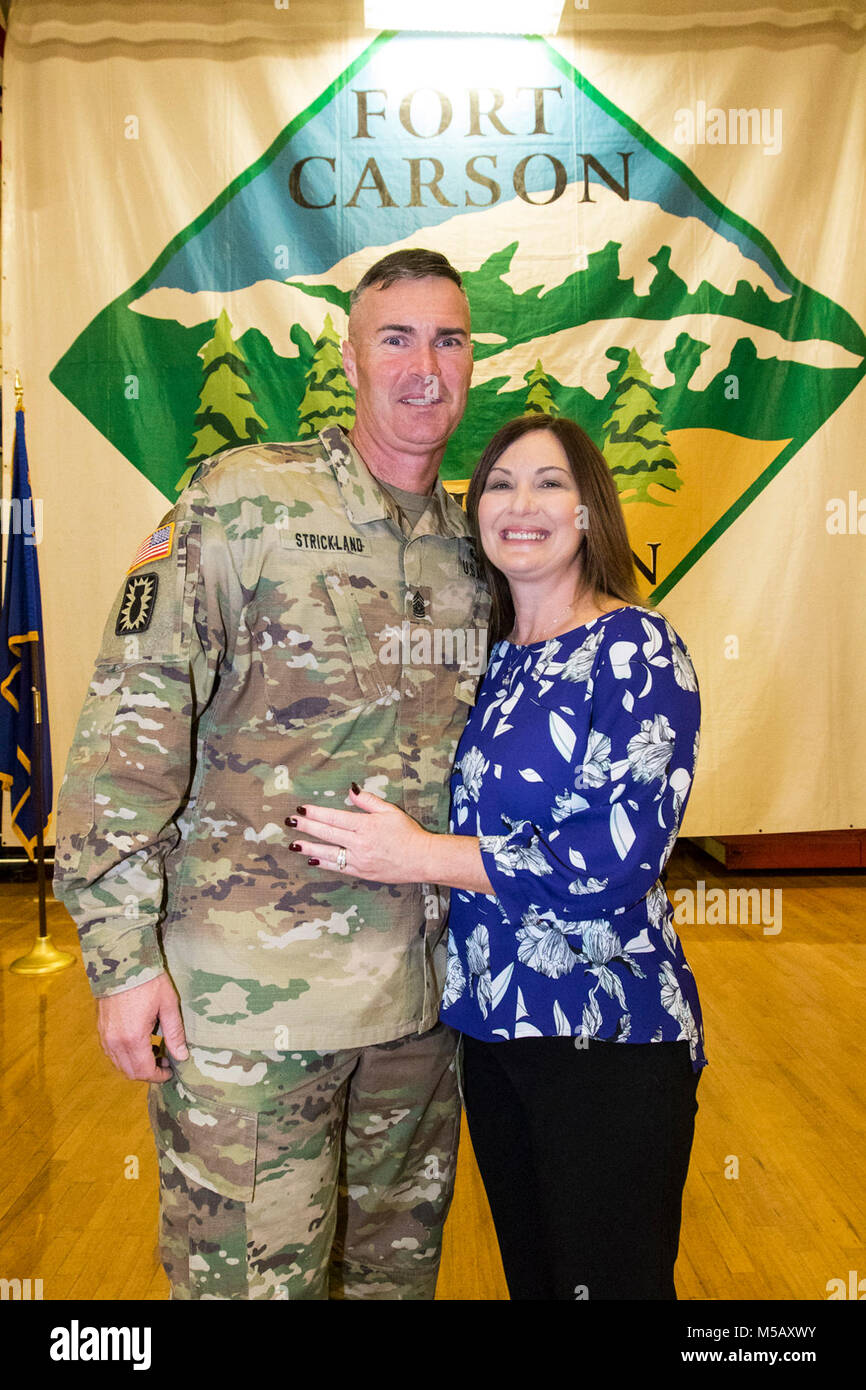 Il comando Sgt. Il Mag. Johnny Strickland, comando in arrivo sergente maggiore della settantunesima Ordnance gruppo (l'eliminazione degli ordigni esplosivi), e la moglie Sonia, posa per una Foto Stock