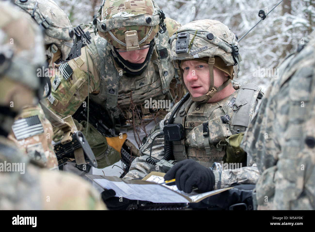 Il personale Sgt. Justin Collins, destra, assegnato alla società di caricabatterie, 1° Battaglione, quinto reggimento di fanteria, 1° Stryker Brigade Combat Team, XXV divisione di fanteria, U.S. Esercito di Alaska, mutandine compagni soldati durante il funzionamento conca a base comune Elmendorf-Richardson, Alaska, il 10 febbraio, 2018. Funzionamento Conca è stato un battaglione-livello, bracci combinato, live-esercizio di incendio che si è concentrato sulla letalità artico. Durante il funzionamento di tre 150-soldato aziende manovrato attraverso vari terreni; attaccando e cogliendo le posizioni nemiche nonché eliminando le principali armi e veicoli essendo utilizzati dal nemico. (U.S. Foto Stock