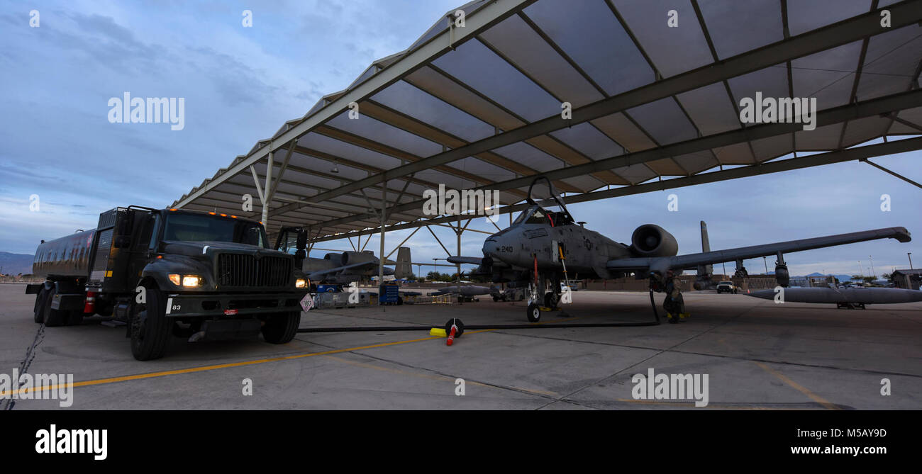 Un U.S. Air Force A-10C Thunderbolt II riceve carburante durante la Bushwhacker 18-02 Cactus bandiera esercizio a Davis-Monthan Air Force Base, Ariz., Feb 13, 2018. Bandiera di Cactus è progettato per garantire Davis-Monthan AFB è pronta a fornire un attacco aereo in qualsiasi parte del mondo. (U.S. Air Force Foto Stock