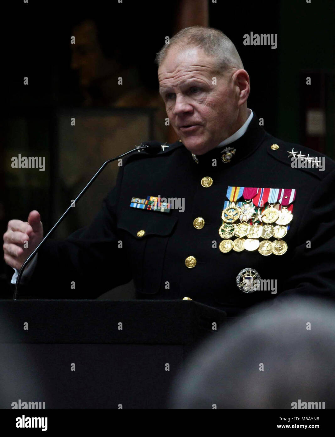 Il comandante del Marine Corps gen. Robert B. Neller parla al servizio militare dei membri e partecipanti durante la visualizzazione della prateria A&M University riserva navale addestramento ufficiali Corps (NROTC) cinquantesimo anniversario, Washington Navy Yard, Washington D.C., 14 febbraio 2018. L evento è stato in onore del cinquantesimo anniversario del primo NROTC a nero storicamente college, che è stato istituito in vista della prateria nel 1968. (U.S. Marine Corps Foto Stock