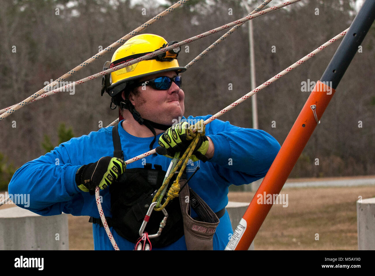 Membri del Mississippi Task force ricerca urbana e la squadra di salvataggio simulare risponde alle vittime in una struttura ripiegata durante il patriota Sud 2018 esercizio a Camp Shelby, Miss., 14 febbraio, 2018. PATRIOT Sud 2018 prove di abilità combinate della Guardia nazionale, insieme con le agenzie statali e locali, per rispondere durante calamità naturali mediante simulazione di scenari di emergenza. (U.S. Air National Guard Foto Stock