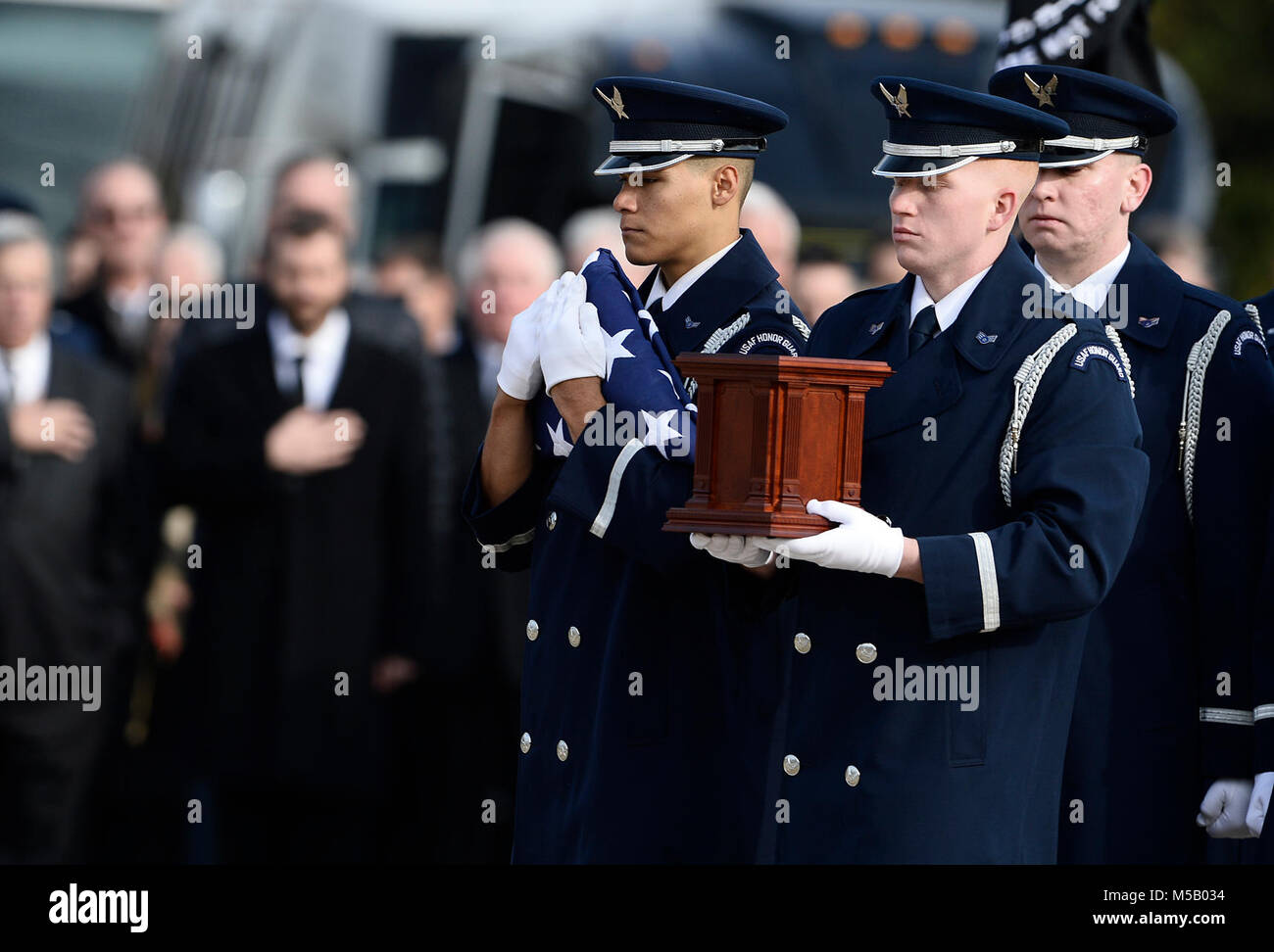 Stati Uniti Air Force cerimoniale di guardie partecipare nella USAF Col. Leo Thorsness full onori funerale presso il Cimitero Nazionale di Arlington a Washington D.C., 14 febbraio, 2018. Thorsness era un Vietnam del prigioniero di guerra e Medal of Honor destinatario. (U.S. Air Force Foto Stock