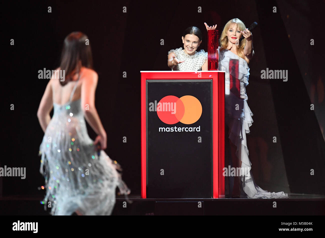 Dua Lipa accetta il premio per la British Female solo Artist durante la mostra 2018 BRIT Awards, tenutasi alla O2 Arena di Londra. PREMERE ASSOCIAZIONE foto. Data immagine: Mercoledì 21 febbraio 2018. Scopri i bra SHOWBIZ di PA Story. Il credito fotografico dovrebbe essere: Victoria Jones/PA Wire. Foto Stock