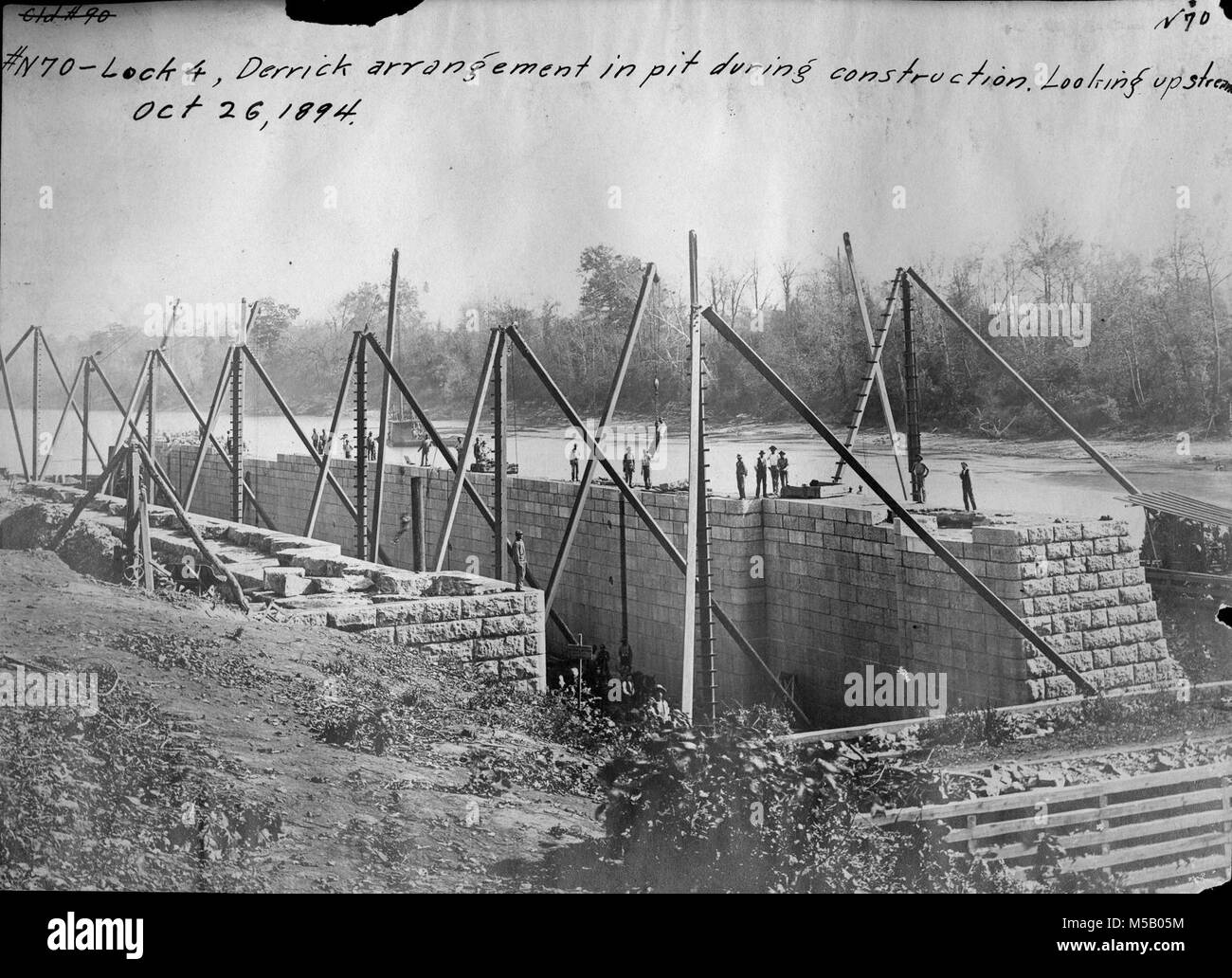 Una disposizione di Derrick è nella fossa durante la costruzione della serratura 4 ott. 26, 1894 il Cumberland River in Tennessee. La serratura e diga sono stati costruiti per stabilire un canale di navigazione. La serratura e diga sono stati sostituiti da oggi il moderno sistema di dighe. (USACE Foto Stock