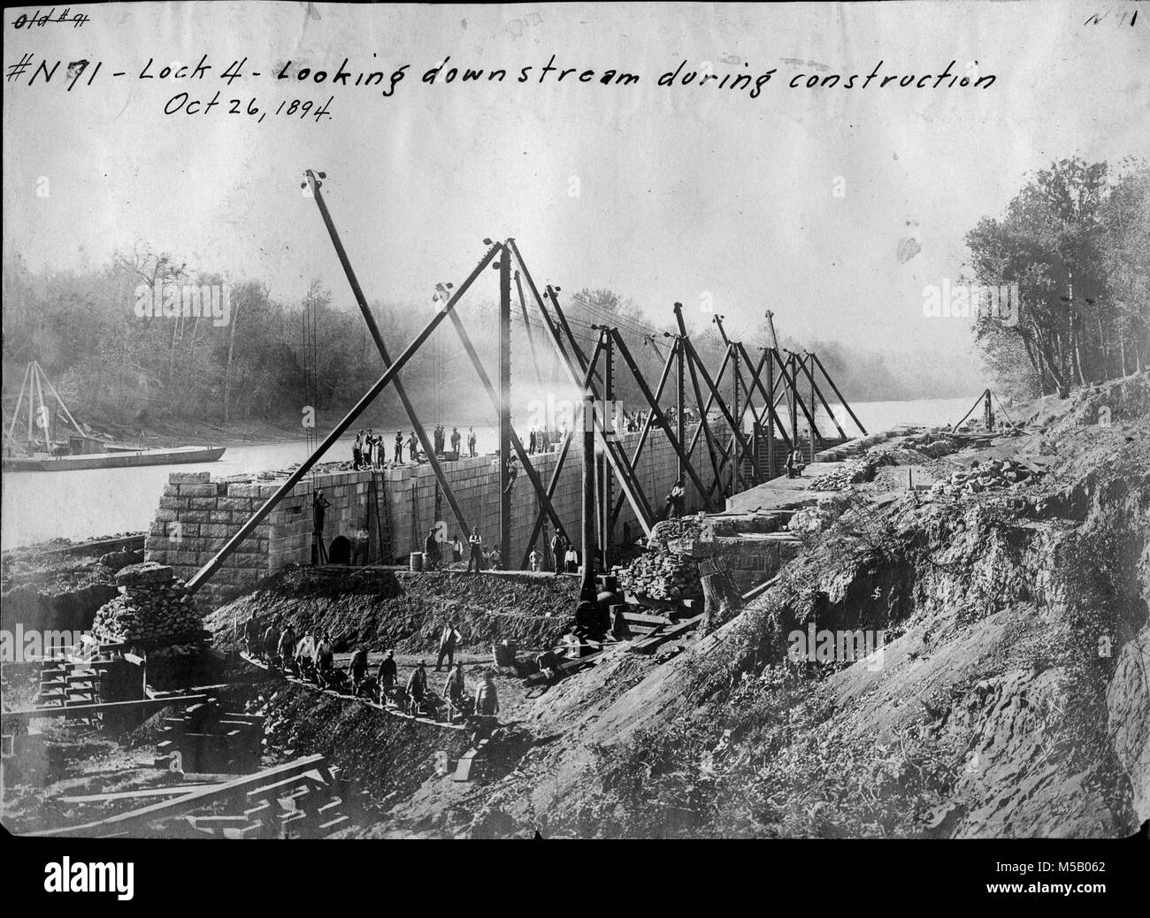 Una disposizione di Derrick è nella fossa durante la costruzione della serratura 4 ott. 26, 1894 il Cumberland River in Tennessee. La serratura e diga sono stati costruiti per stabilire un canale di navigazione. La serratura e diga sono stati sostituiti da oggi il moderno sistema di dighe. (USACE Foto Stock