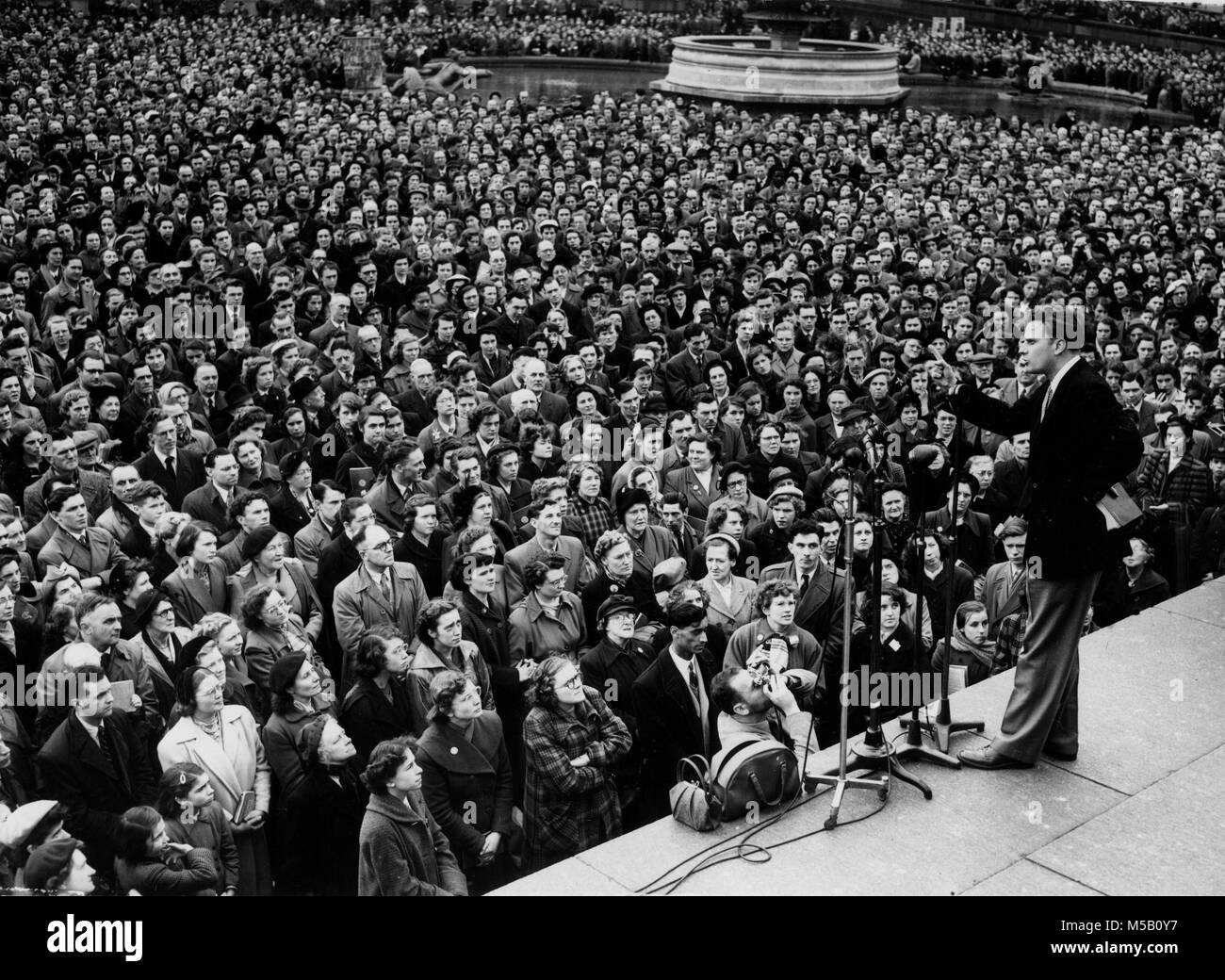 Febbraio 21, 2018 - file - WILLIAM FRANKLIN GRAHAM JR. (B.7 Novembre 1918 d.21 febbraio 2018) era un americano Christian evangelista protestante e un Sud ordinato ministro battista che divenne noto a livello internazionale dal 1949. Egli è stato chiamato uno dei più influenti predicatori del xx secolo, tenere grandi discorsi che sono state trasmesse alla radio e alla televisione per sei decenni. Nella foto: 3 aprile 1954 - Londra, Inghilterra, Regno Unito - Il Reverendo Billy Graham parla di un enorme congregazione a un open-air incontro a Trafalgar Square, durante la sua grande Londra crociata Tour. (Credito immagine: Foto Stock