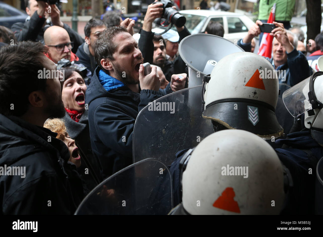 (180221) -- ATENE, Feb 21, 2018 (Xinhua) -- manifestanti gridare slogan durante una dimostrazione contro le aste di proprietà precluso al di fuori di un ufficio notarile in Atene, Grecia, nel febbraio 21, 2018. Le autorità greche saranno in grado di accelerare le aste di precluso proprietà che sono condotte solo elettronicamente come di mercoledì, secondo la nuova legge ha votato in Parlamento il mese scorso. Oltre 1.700 aste era stata prevista fino a mercoledì a prendere posto nelle prossime settimane attraverso una speciale piattaforma elettronica istituito in collaborazione con le associazioni dei notai in tutta la Grecia. (Xinhua/Marios Lolos) Foto Stock