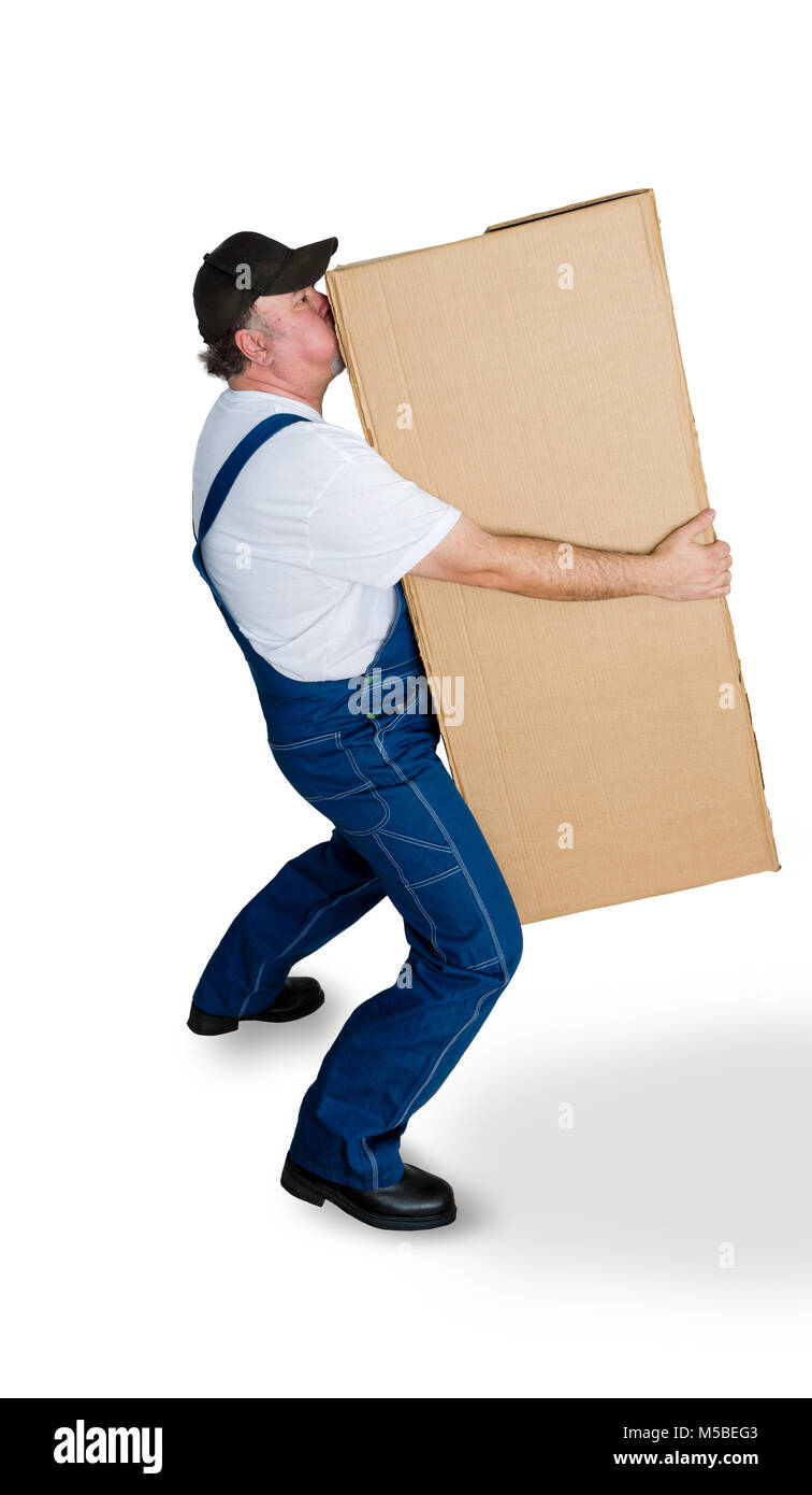 Uomo di consegna portano pesanti scatola di cartone contro uno sfondo bianco Foto Stock
