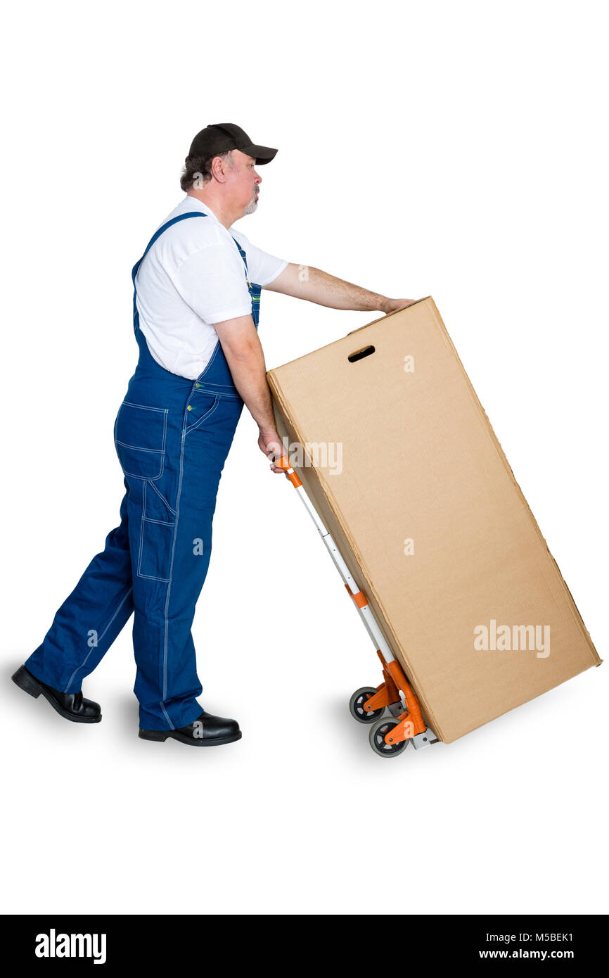 Mal lavoratore offrendo grande scatola di cartone con carrello contro uno sfondo bianco Foto Stock