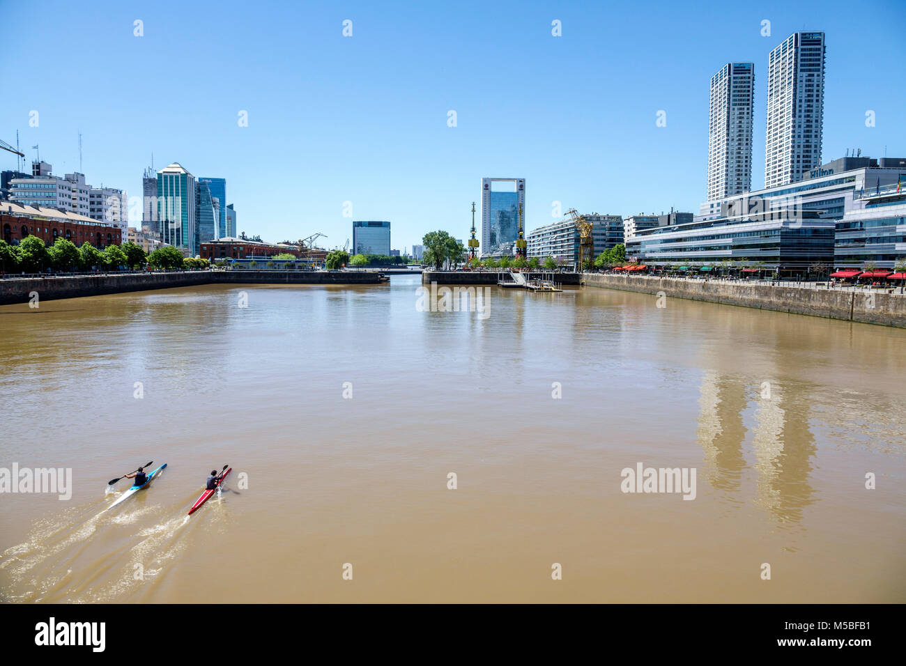 Buenos Aires Argentina, Puerto Madero, Rio Dique, acqua, lungofiume, skyline della città, vista da Puente De la Mujer, kayak canottaggio, ARG171125294 Foto Stock