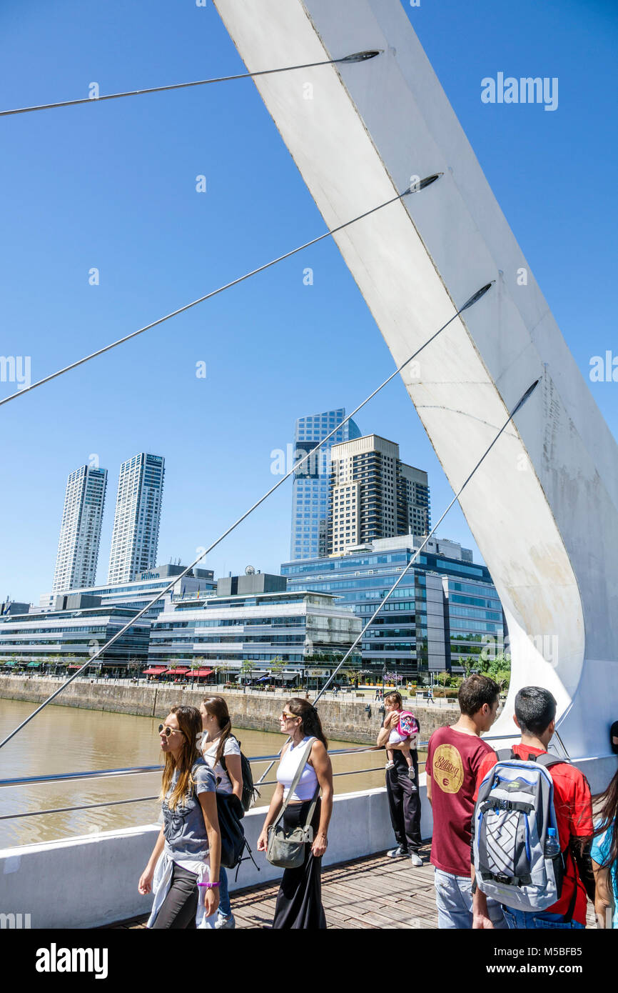 Buenos Aires Argentina, Puerto Madero, Rio Dique, acqua, lungofiume, skyline città paesaggio urbano, Puente De la Mujer, ponte sospeso pedonale swing progettato Foto Stock