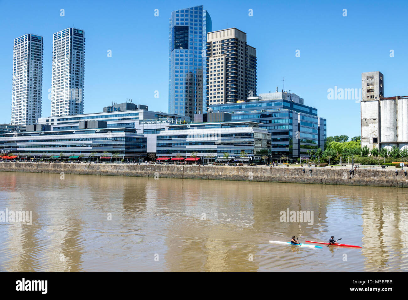 Buenos Aires Argentina, Puerto Madero, Rio Dique, acqua, lungofiume, skyline della città, kayak canottaggio, ARG171125299 Foto Stock