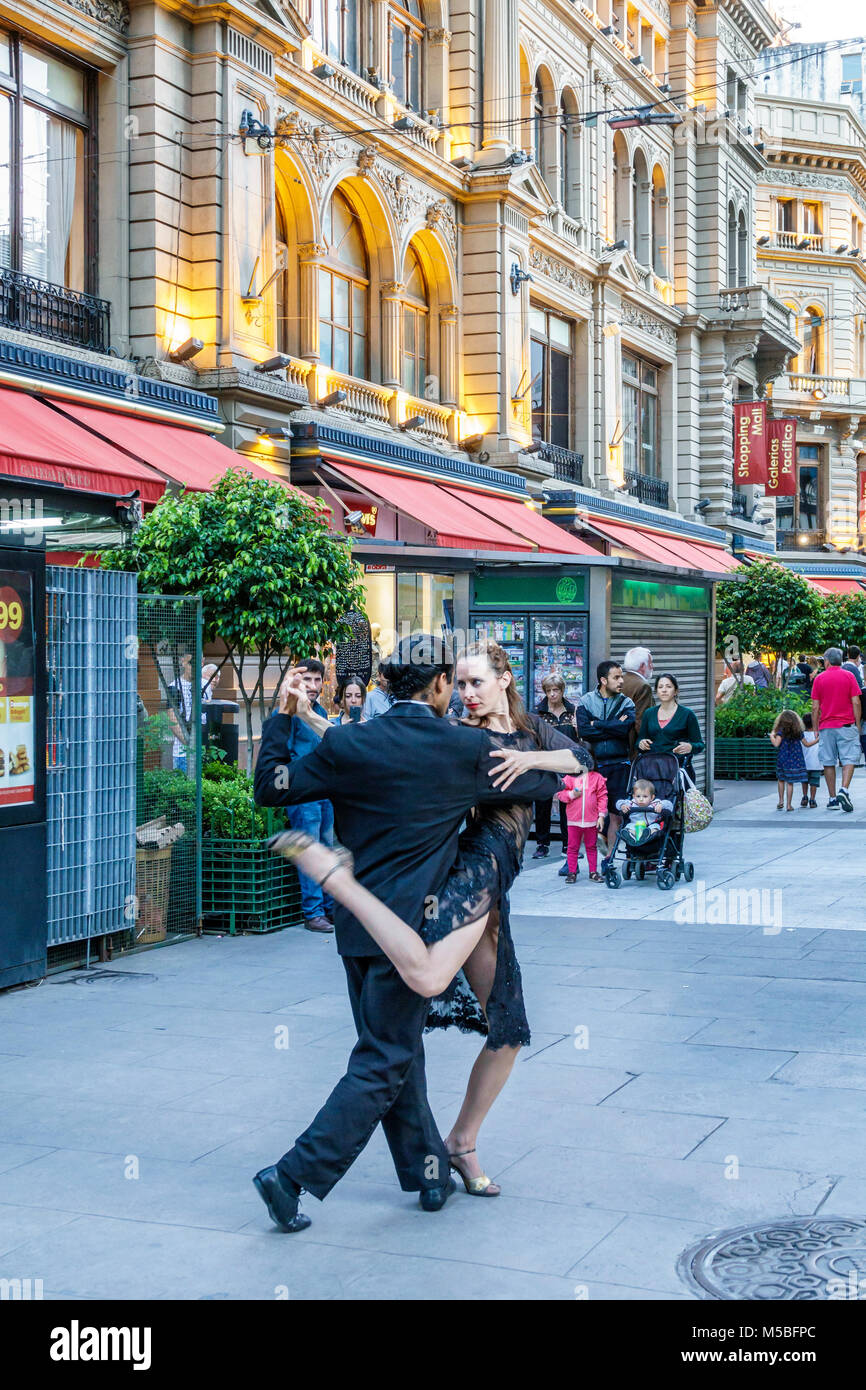 Buenos Aires Argentina, Calle Florida Street, ballerini di tango danzanti, minoranza etnica latino-latino ispanica, adulti uomo uomini maschio, donna donne femmina l Foto Stock