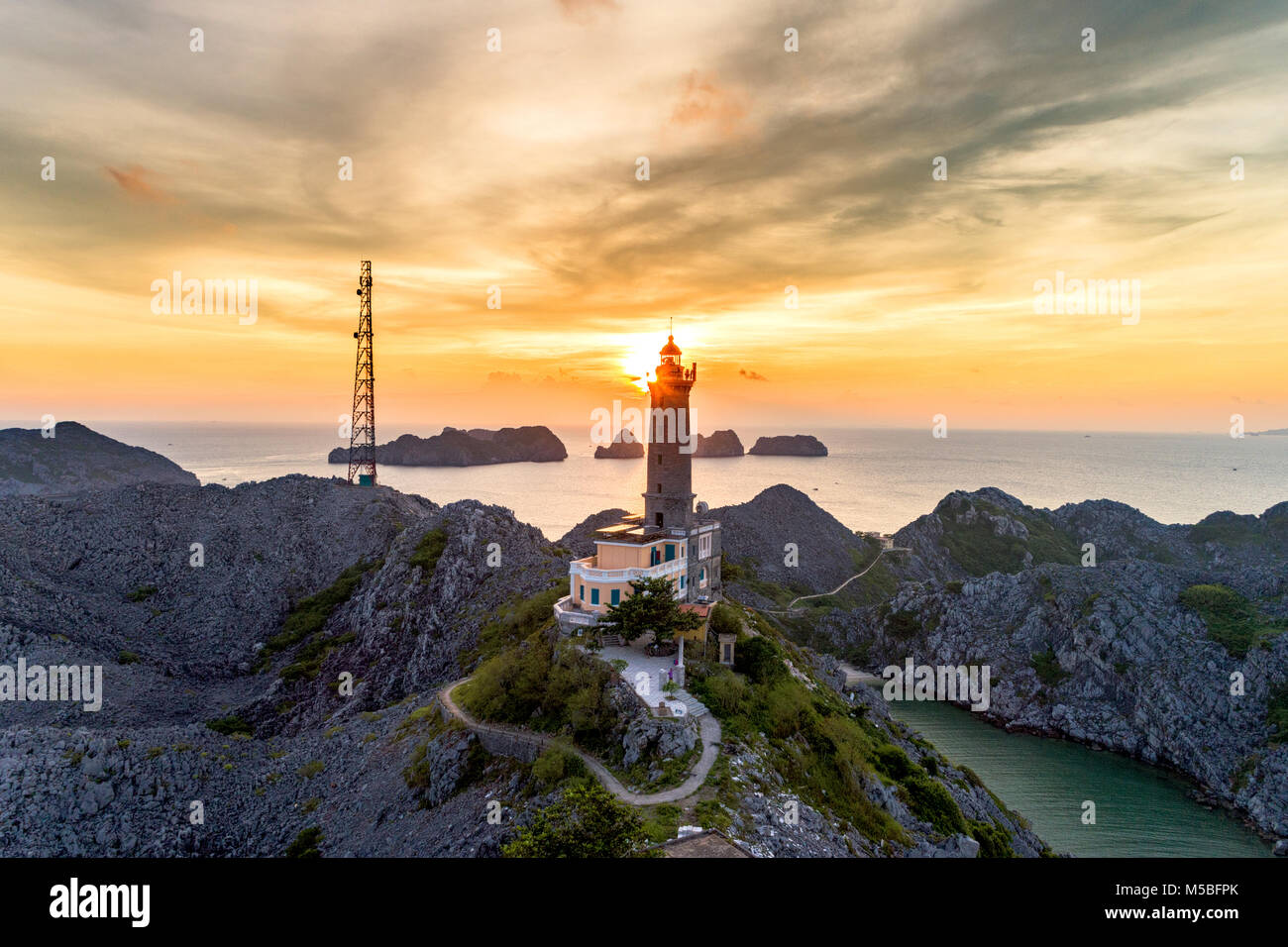Royalty di alta qualità gratuitamente stock immagine vista aerea di lunga Chau lighthouse in Lan ha bay, Cat Ba island, Hai Phong, Vietnam. Vicino la baia di Ha Long Foto Stock