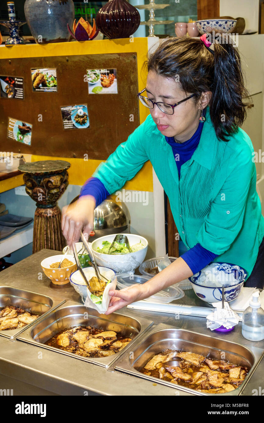 Buenos Aires Argentina, Bao Kitchen Taiwan Bistro, ristorante asiatico ristoranti alimentari caffè, interno, ristorante, chef, assemblaggio bao, donna Foto Stock