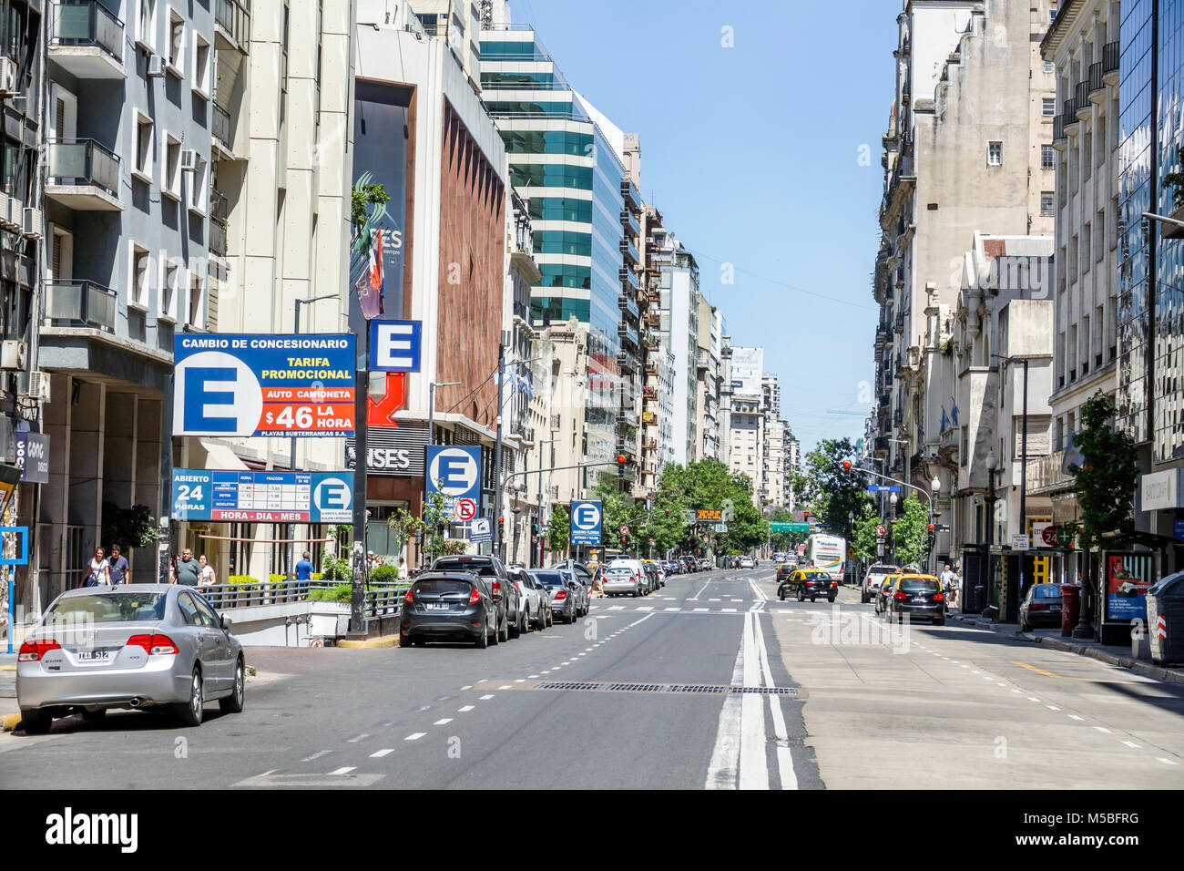 Buenos Aires Argentina, Avenida Cordoba, vista sulla strada, auto parcheggiate, edifici, ingresso garage sotterraneo, cartello, ARG171128002 Foto Stock
