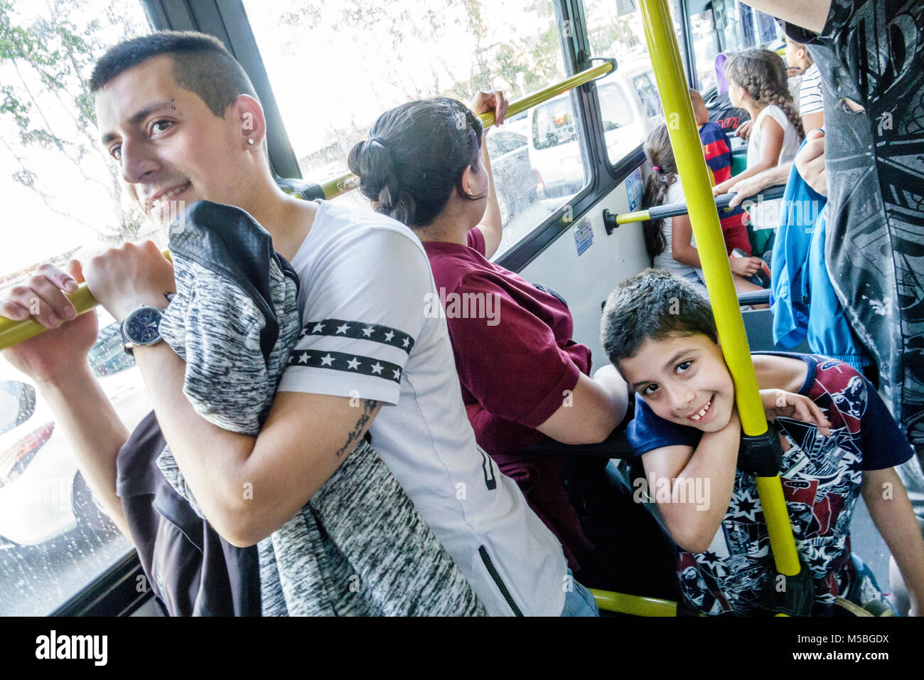 Buenos Aires Argentina, a bordo di autobus pubblico, trasporto, ispanica minoranza etnica latino-latino-latino, ragazzi, maschio bambini bambini bambini bambini più giovani Foto Stock