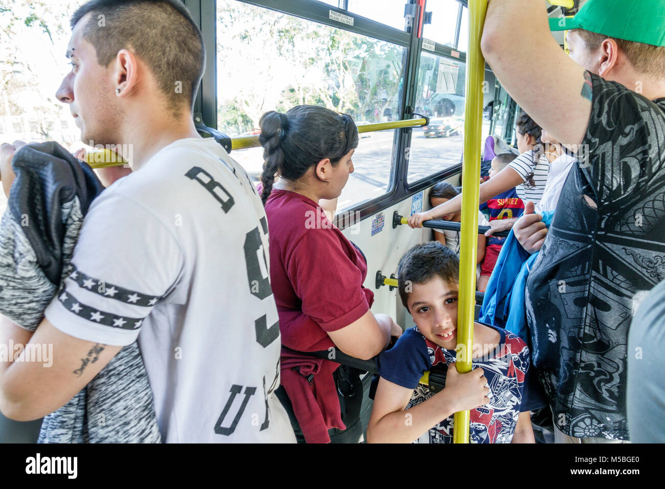 Buenos Aires Argentina, a bordo di autobus pubblico, trasporto, ispanica minoranza etnica latino-latino-latino, ragazzi, maschio bambini bambini bambini bambini più giovani Foto Stock