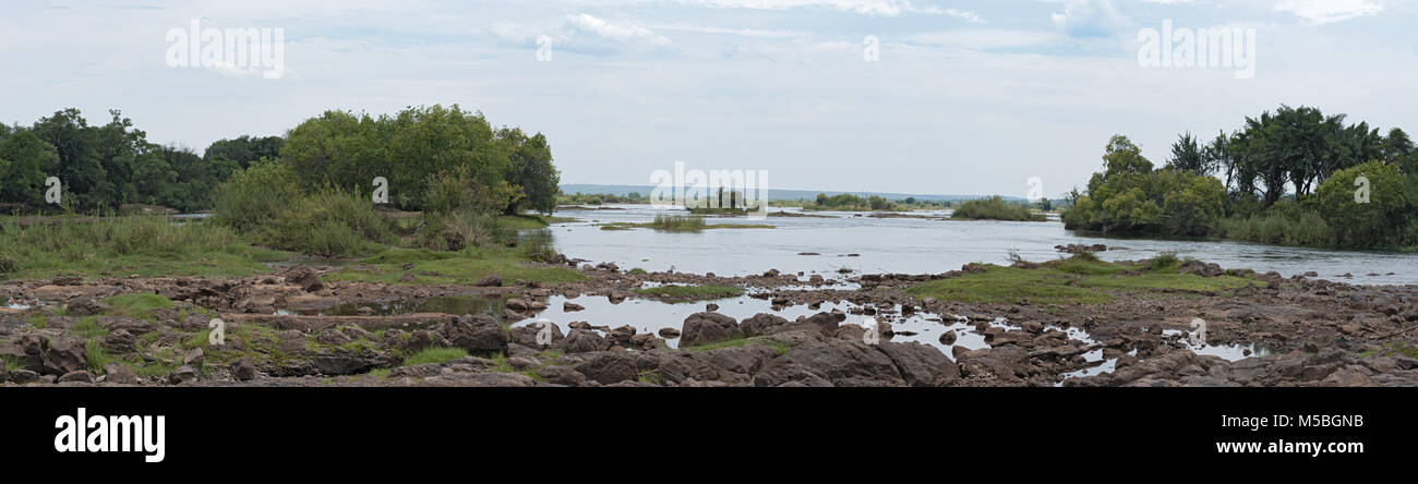 Vista panoramica del fiume Zambesi vicino a Livingstone, Zambia Foto Stock