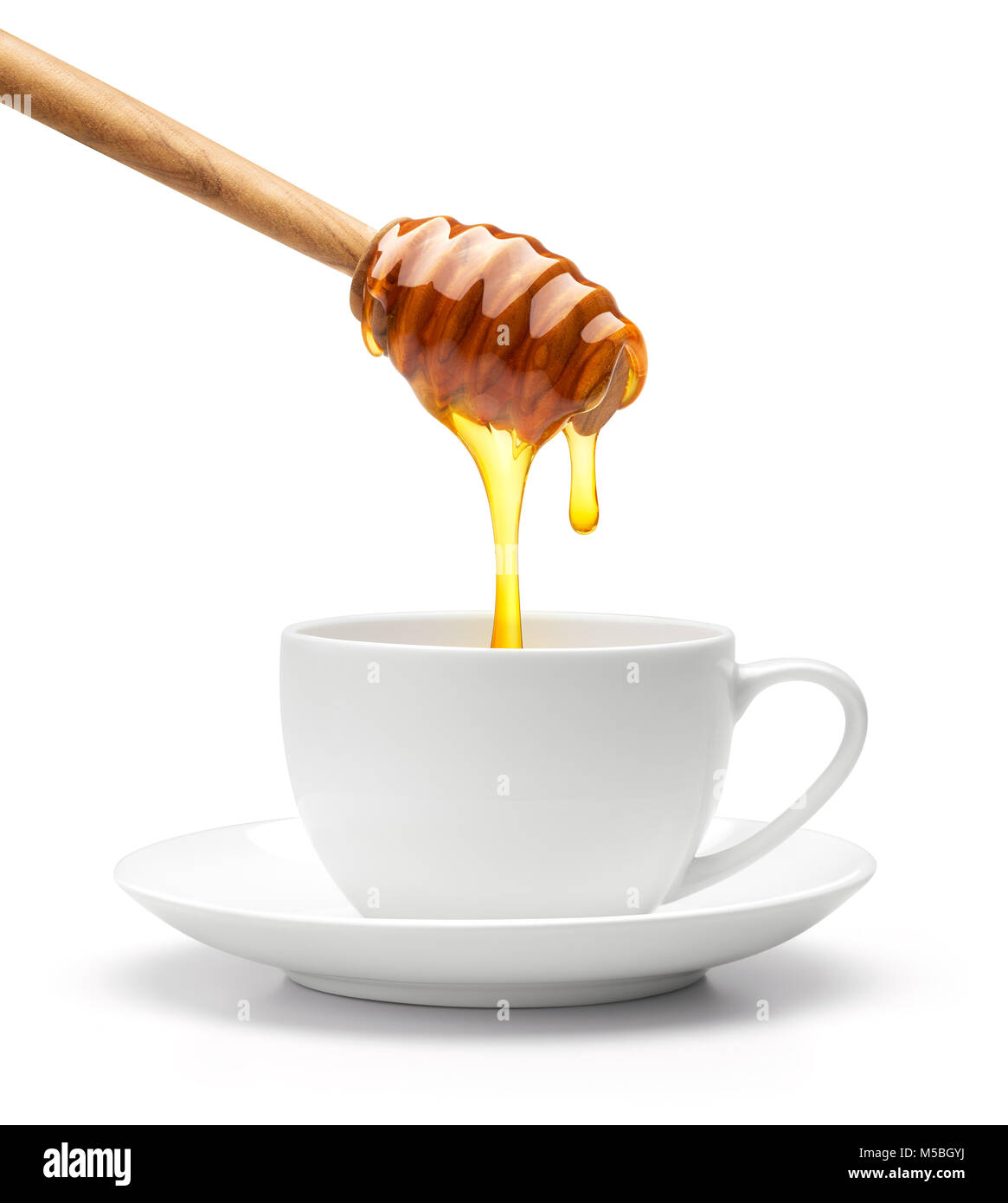 Il miele gocciolamento in tazza isolata su sfondo bianco Foto Stock