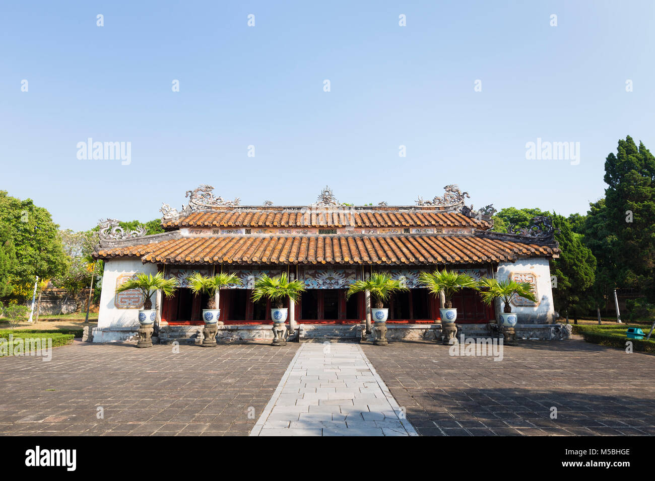 Hung Mieu tempio all'interno del a Mieu tempio complesso, la città imperiale di Hue, Vietnam Foto Stock