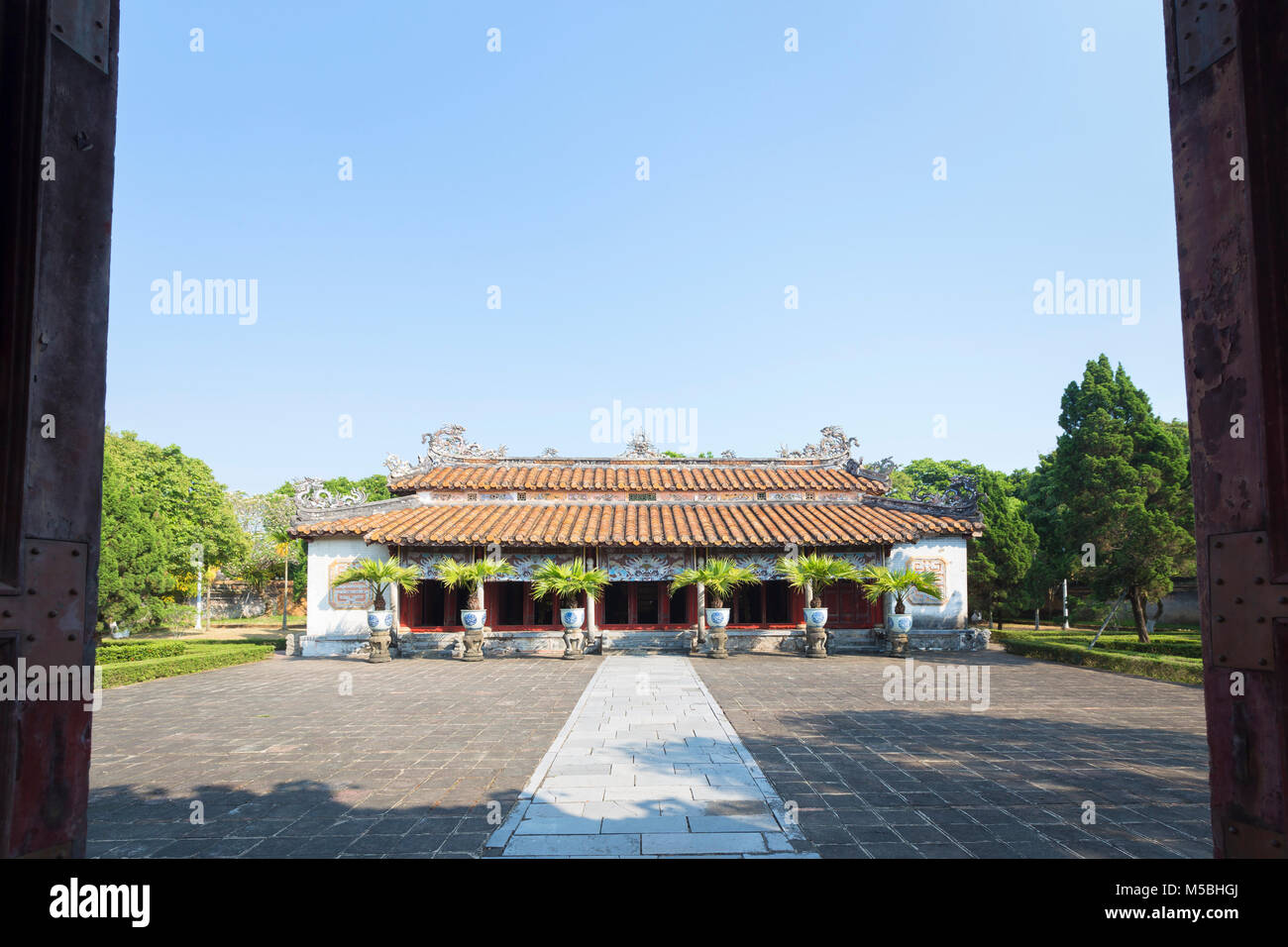 Hung Mieu tempio all'interno del a Mieu tempio complesso, la città imperiale di Hue, Vietnam Foto Stock