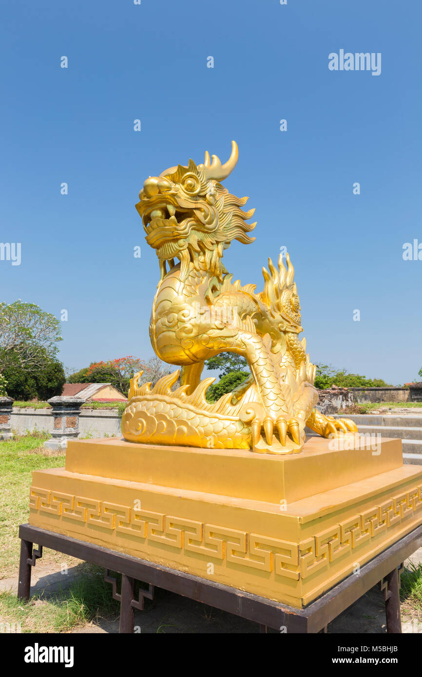 Golden DRAGON, simbolo della dinastia Nguyen, nella città imperiale, tonalità, Vietnam Foto Stock