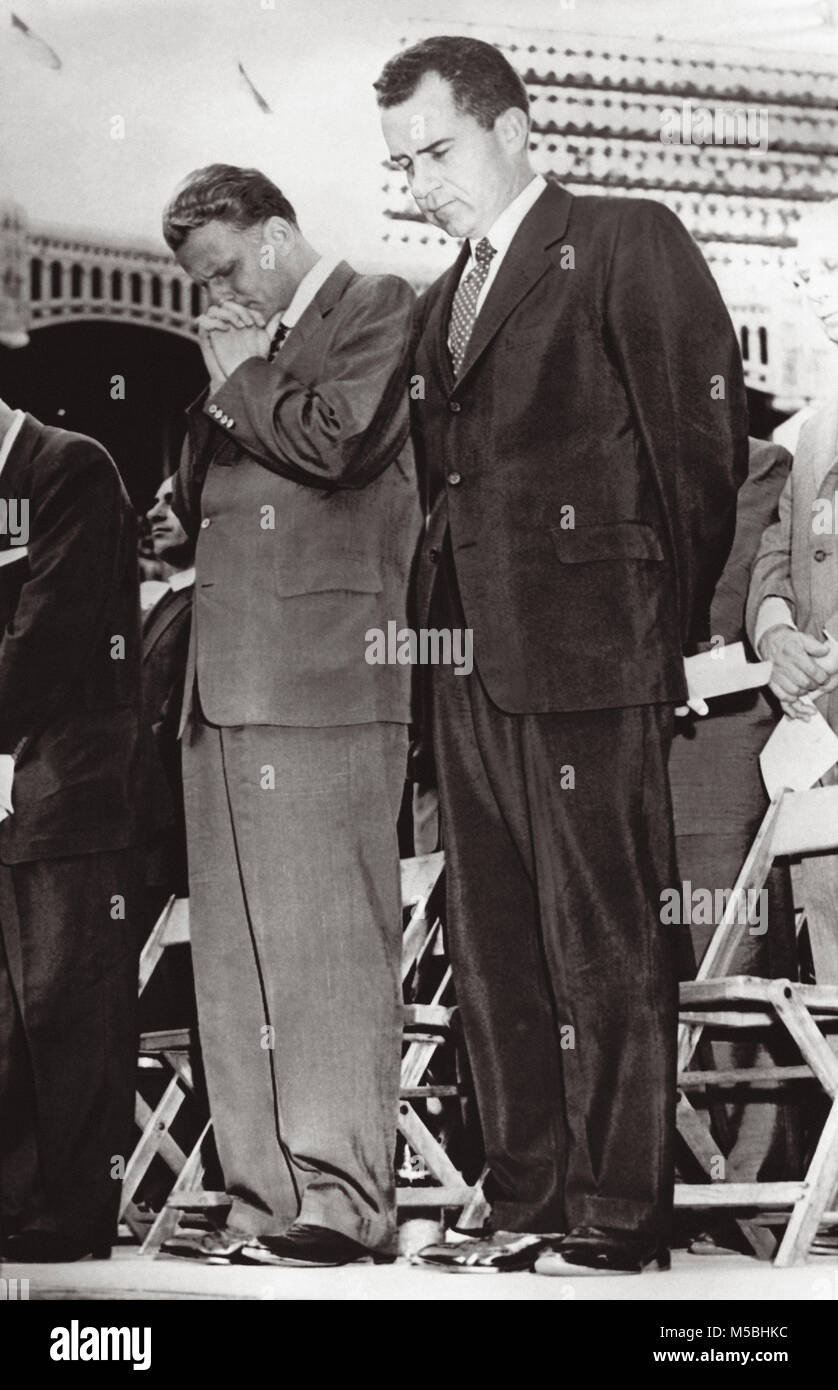 Evangelista Billy Graham e vice presidente Richard Nixon bow capi nella preghiera durante il climax di Billy Graham raccolta evangelistico Luglio 20, 1958 allo Yankee Stadium di New York City con una stima di 85.000 persone nello stadio e un altro 2500 piedi al di fuori campo da baseball. Foto Stock