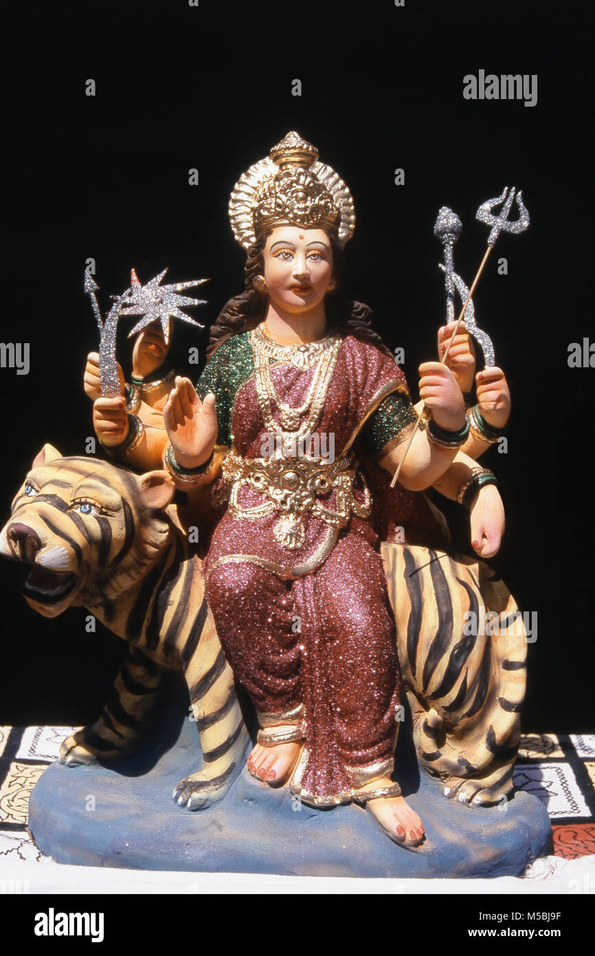 Idolo di dea Durga su Tiger, Mumbai, Maharashtra, India Foto Stock