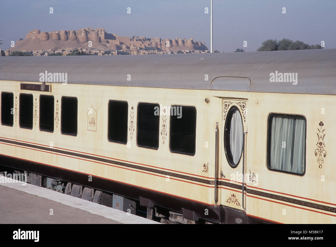 Palazzo sul treno di ruote con Jaisalmer Fort, Jaisalmer, Rajasthan Foto Stock